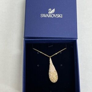 Elegant Gold Teardrop Pendant Necklace